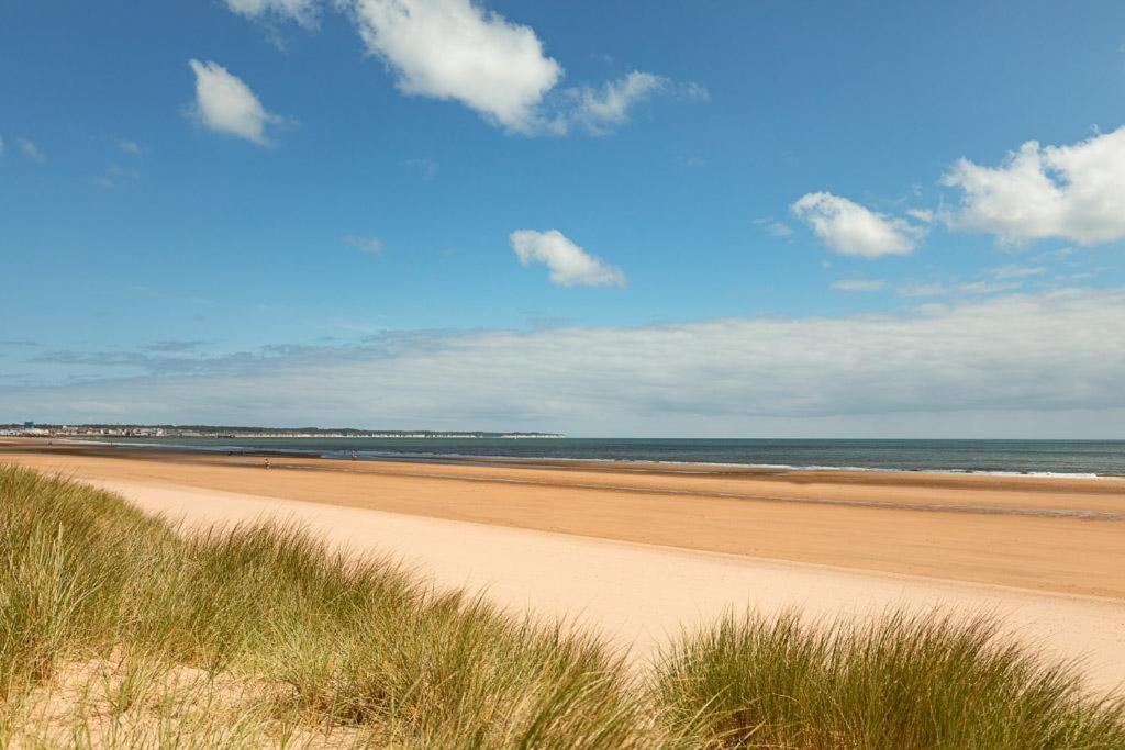 Beachfront Apartment - Ground Floor Apartment With Sea Views, Next To The Beach, Bridlington, North Yorkshire Bessingby Exterior photo