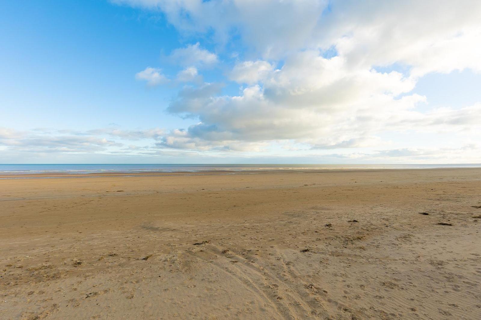 Beachfront Apartment - Ground Floor Apartment With Sea Views, Next To The Beach, Bridlington, North Yorkshire Bessingby Exterior photo